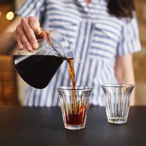 artisan-coffee-v60-poured-into-cups