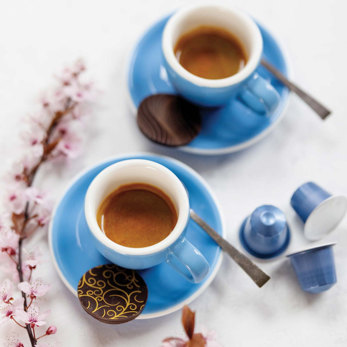Artisan-coffee-coThe-big-shot_Chocolate-flight_blue-cups_saucers